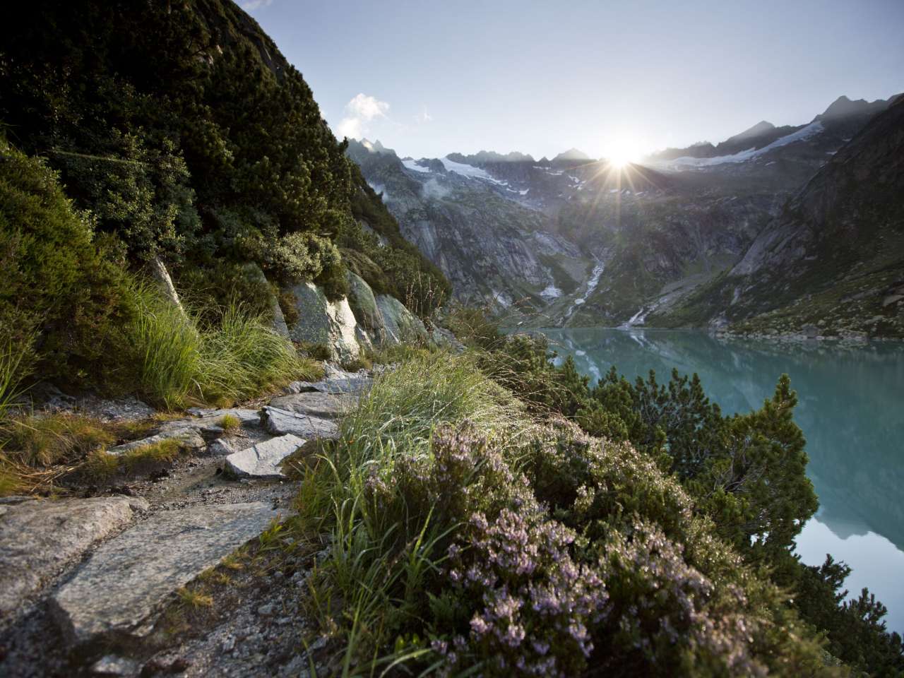 Gelmersee im Morgenlicht Der Gelmersee spiegelt die umliegenden Berge im Morgenlicht.