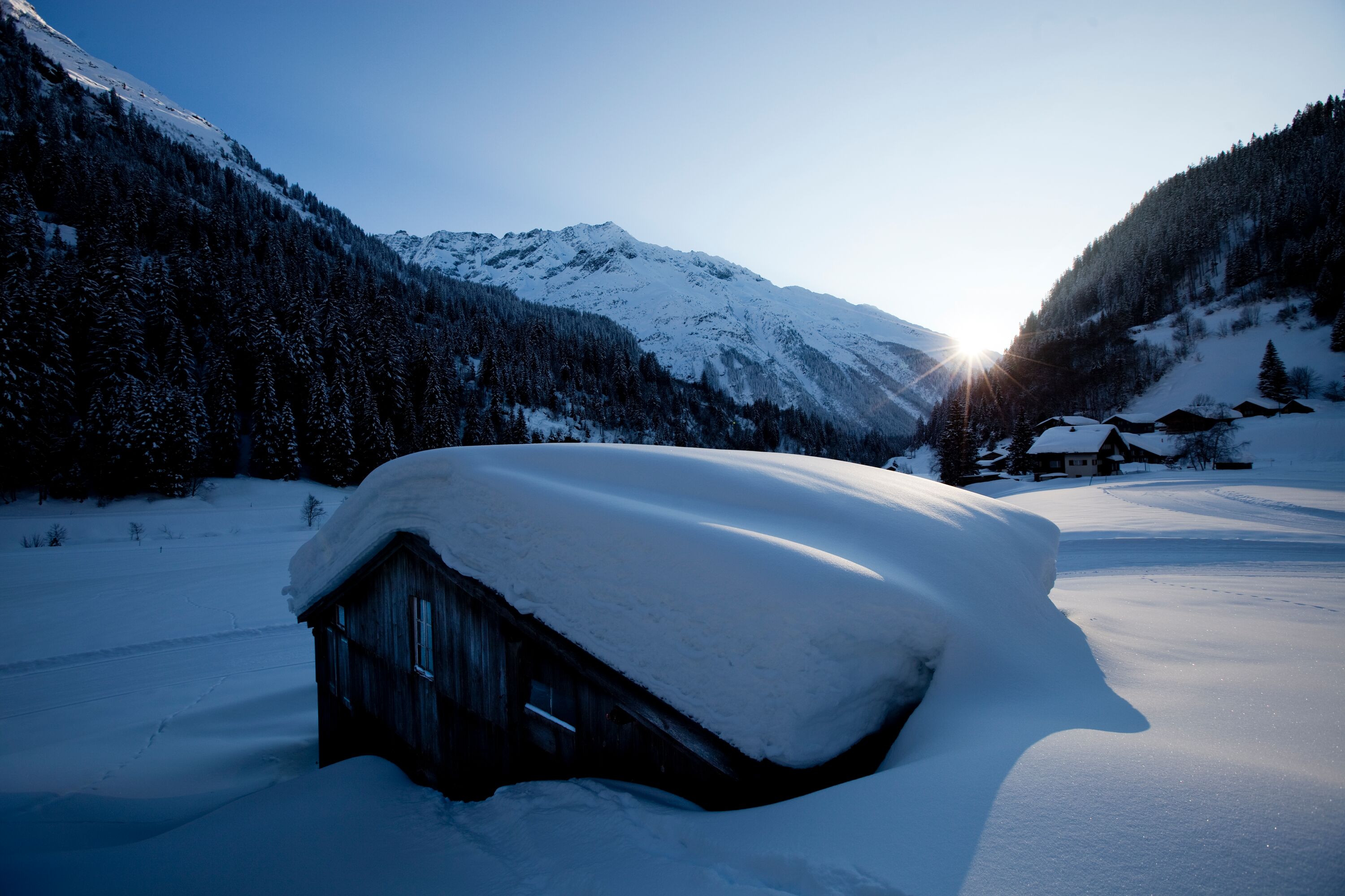Gadmen_Haslital Abendstimmung im tief verschneiten Gadmen im Haslital.